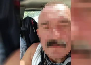 Ev arkadaşını kafasını çekiçle ezerek öldürdü
