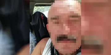 Ev arkadaşını kafasını çekiçle ezerek öldürdü