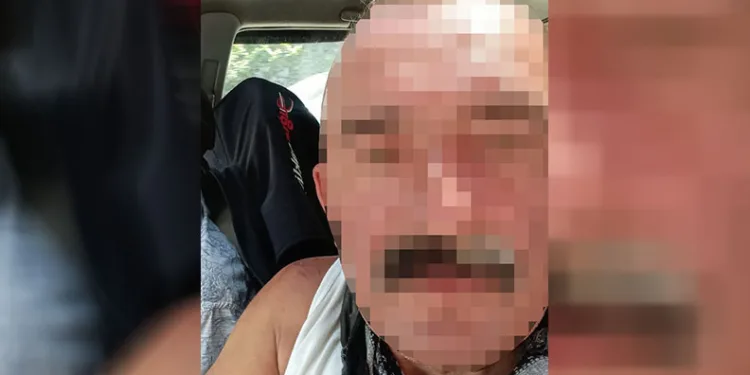 Ev arkadaşını kafasını çekiçle ezerek öldürdü