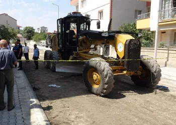 İş makinesinin altında kalan işçi hayatını kaybetti