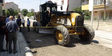 İş makinesinin altında kalan işçi hayatını kaybetti