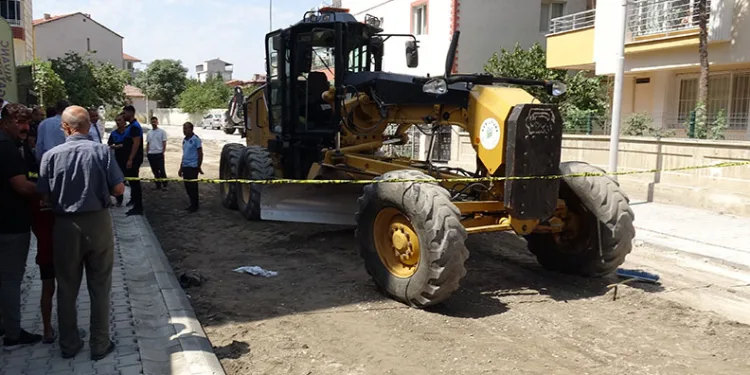 İş makinesinin altında kalan işçi hayatını kaybetti