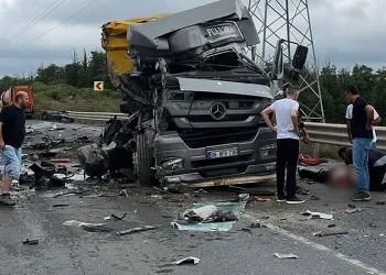 Şile’de korkunç kaza: Çarpışan 2 tır adeta paramparça oldu