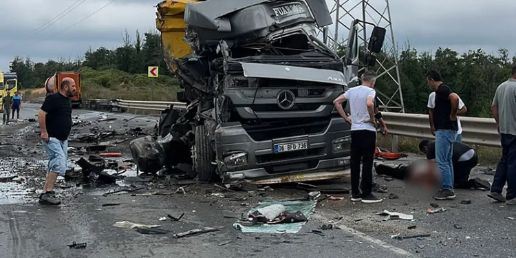 Şile’de korkunç kaza: Çarpışan 2 tır adeta paramparça oldu