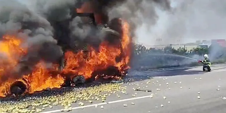 Otoyolda feci kaza: Tır alev aldı, 1 kişi hayatını kaybetti