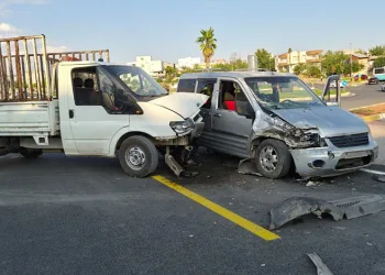 Kamyonet ile hafif ticari araç çarpıştı: 1 yaralı