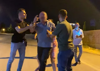 Bursa’da alkollü sürücü gazeteciye mermer taşı fırlattı