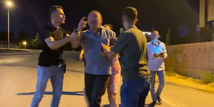 Bursa’da alkollü sürücü gazeteciye mermer taşı fırlattı