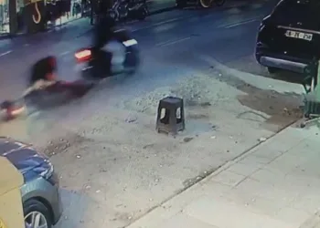 Çukurda dengesini kaybeden motosikletli düştü, o anlar kamerada