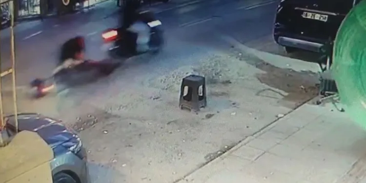 Çukurda dengesini kaybeden motosikletli düştü, o anlar kamerada