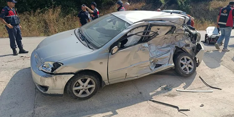Bolu’da kamyon ile otomobil çarpıştı: 3 yaralı