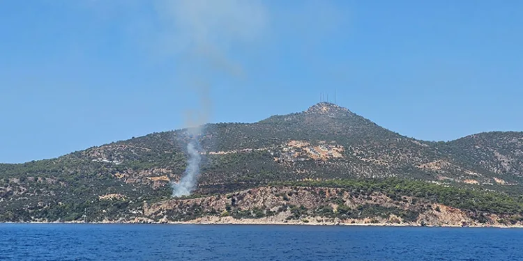 Kaş’ta makilik alanda çıkan yangın söndürüldü