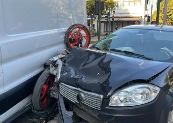 Bursa’da otomobille çarpışan motosiklet iki araç arasında sıkıştı