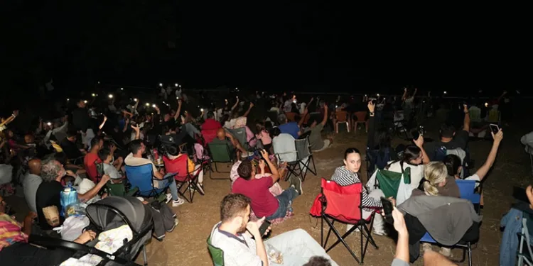 Binlerce kişi Perseid meteor yağmurunu izlemek için Yenişehir’e akın etti