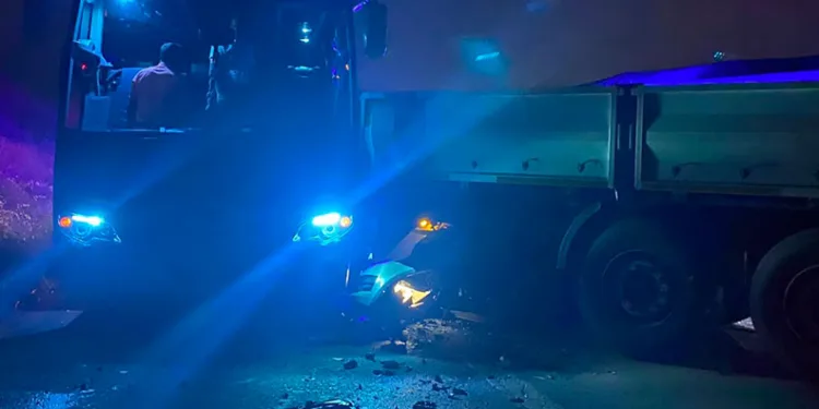 Yolcu otobüsü makaslayan tıra çarptı: 1 ölü, 5 yaralı