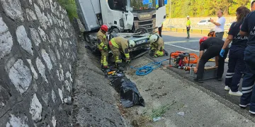 Tırın altına giren otomobil kağıt gibi ezildi: 1 ölü