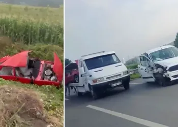 Hafif ticari ile çarpışan otomobil hurdaya döndü: 6 yaşındaki çocuk hayatını kaybetti