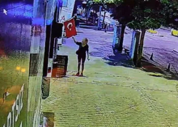 Türk bayrağını yakan şüpheli adliyeye sevk edildi