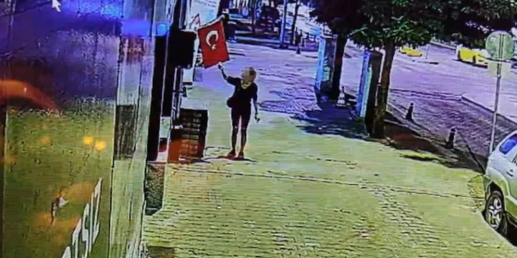Türk bayrağını yakan şüpheli adliyeye sevk edildi