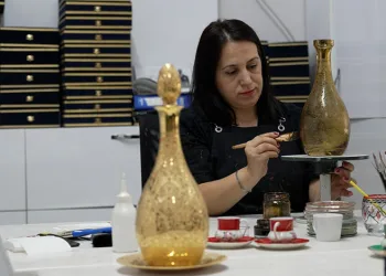 Cam, ustaların elinde sanata dönüşüyor