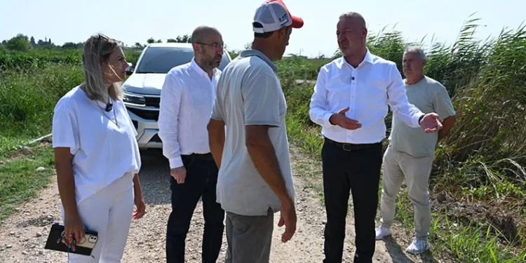 Karacabey Belediyesi kırsaldaki arazi yollarını düzenleniyor