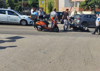 Motosiklet ambulansa çarptı: 1 yaralı