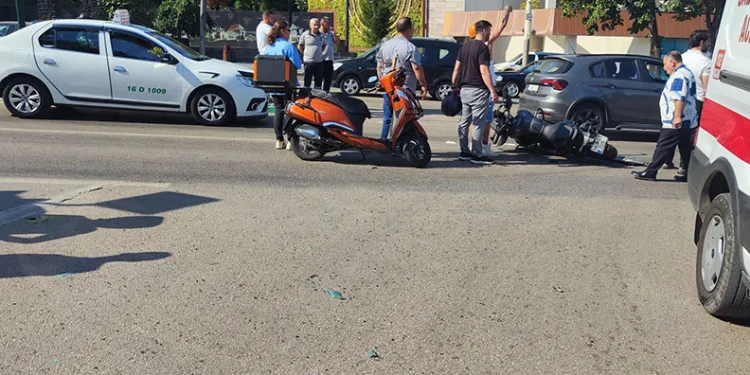 Motosiklet ambulansa çarptı: 1 yaralı