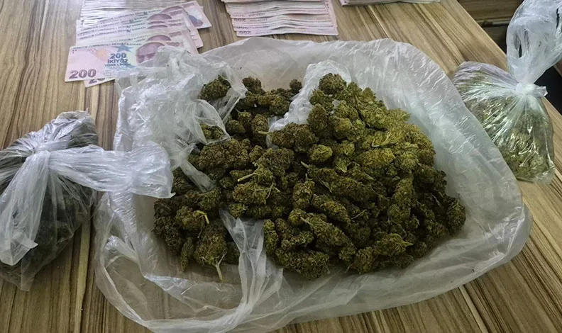 ‘Dur’ ihtarına uymayan sürücünün aracından uyuşturucu çıktı