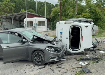 Yoldan çıkan araç havalanarak otomobilin üzerine düştü: 4 yaralı