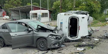 Yoldan çıkan araç havalanarak otomobilin üzerine düştü: 4 yaralı