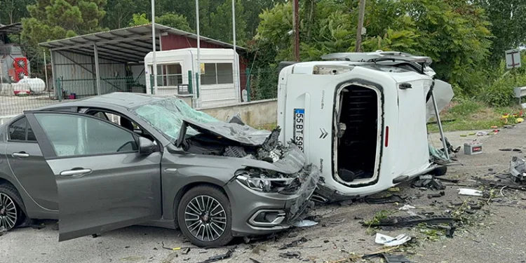 Yoldan çıkan araç havalanarak otomobilin üzerine düştü: 4 yaralı