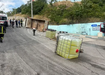 Çamaşır suyu tanklarını taşıyan kamyon devrildi: 1 yaralı