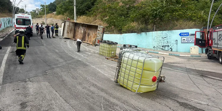 Çamaşır suyu tanklarını taşıyan kamyon devrildi: 1 yaralı