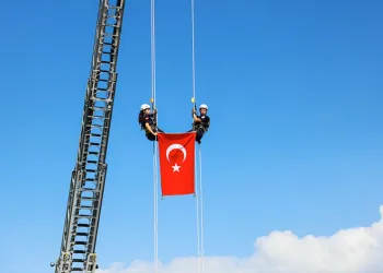 Bursa’da nefes kesen tatbikat; Türk bayrağı metrelerce yükseklikten indirildi