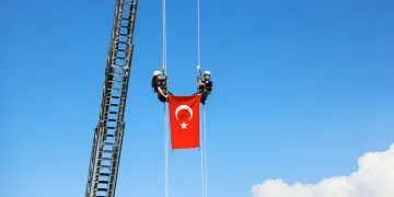 Bursa’da nefes kesen tatbikat; Türk bayrağı metrelerce yükseklikten indirildi