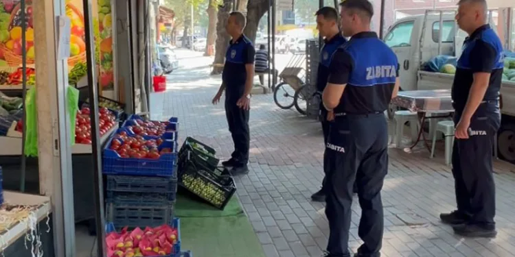 Bursa’da zabıtadan kaldırım işgali ve çevre kirliliği denetimi