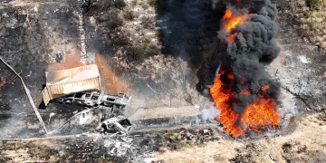 Madeni yağ yüklü tır şarampole devrildi