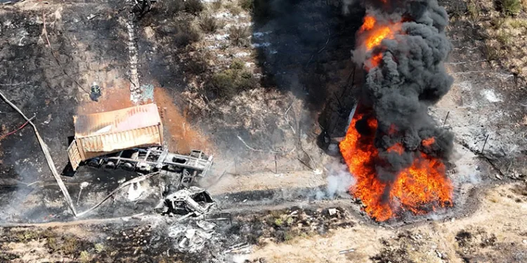 Madeni yağ yüklü tır şarampole devrildi