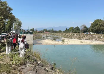 Serinlemek için suya giren çocuk, 20 dakikalık kalp masajıyla hayata döndü