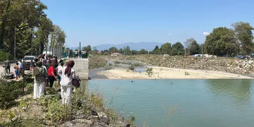 Serinlemek için suya giren çocuk, 20 dakikalık kalp masajıyla hayata döndü