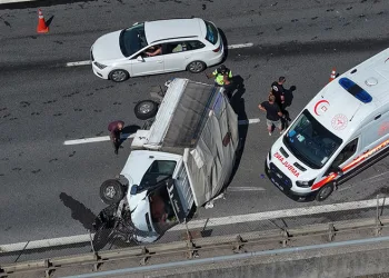 2 tır ve 1 kamyonetin karıştığı kazada 1 kişi yaralandı
