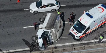 2 tır ve 1 kamyonetin karıştığı kazada 1 kişi yaralandı