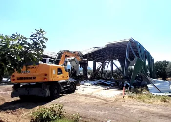 Tarım Alanına Kaçak Yapılan Depo Yıkıldı