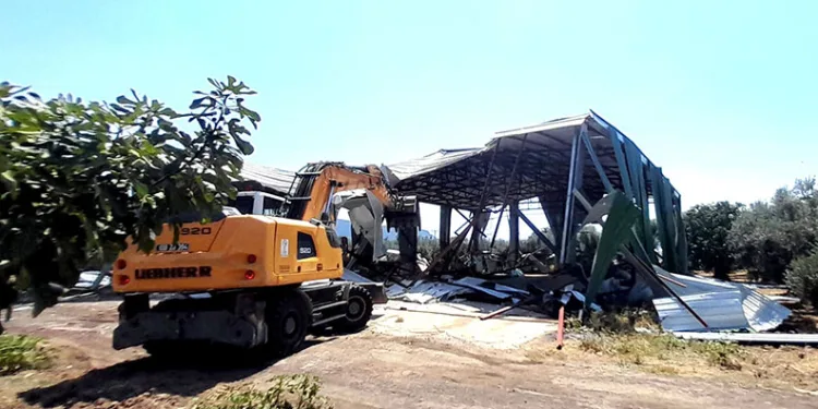 Tarım Alanına Kaçak Yapılan Depo Yıkıldı