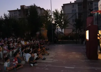 “Karagöz’ün Salıncağı” İlk Gösteriminde Çocuklar Ve Aileler Buluştu