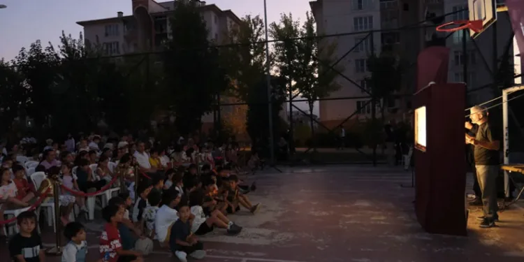 “Karagöz’ün Salıncağı” İlk Gösteriminde Çocuklar Ve Aileler Buluştu