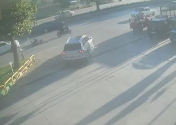 Direksiyon hakimiyetini kaybeden motosiklet otomobile çarptı