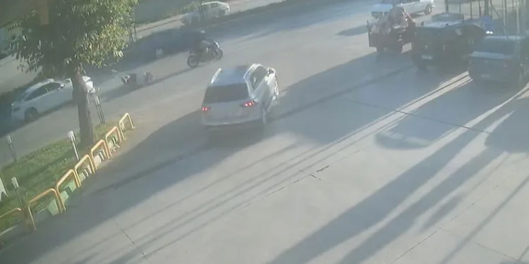 Direksiyon hakimiyetini kaybeden motosiklet otomobile çarptı
