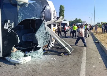 Yolcu otobüsü devrildi: 22 yaralı