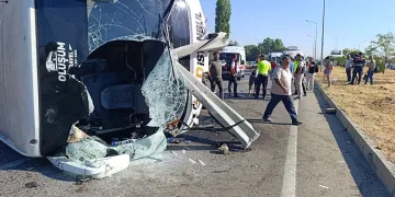 Yolcu otobüsü devrildi: 22 yaralı